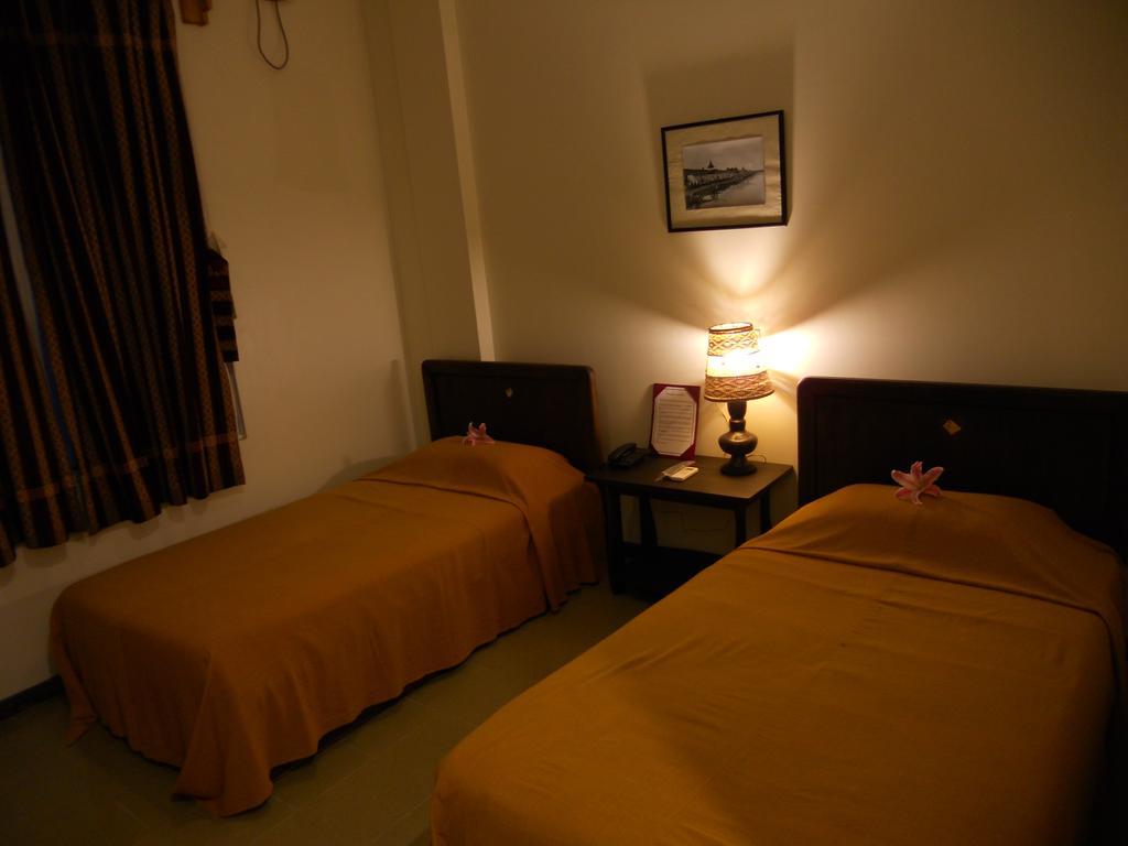 A Little Bit Of Mandalay Tavern Ruang foto