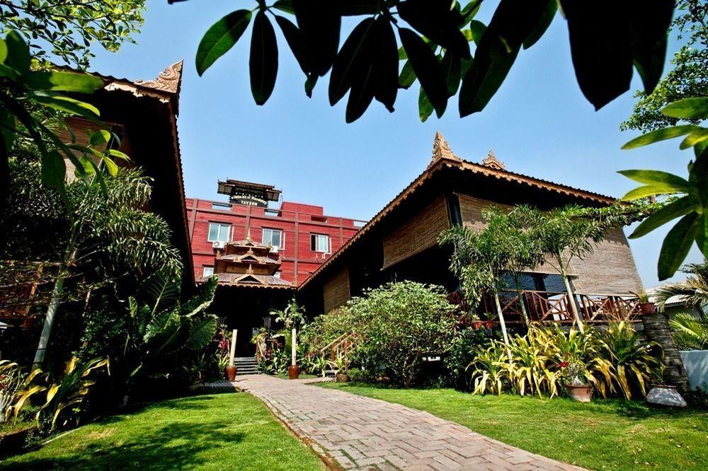 A Little Bit Of Mandalay Tavern Bagian luar foto